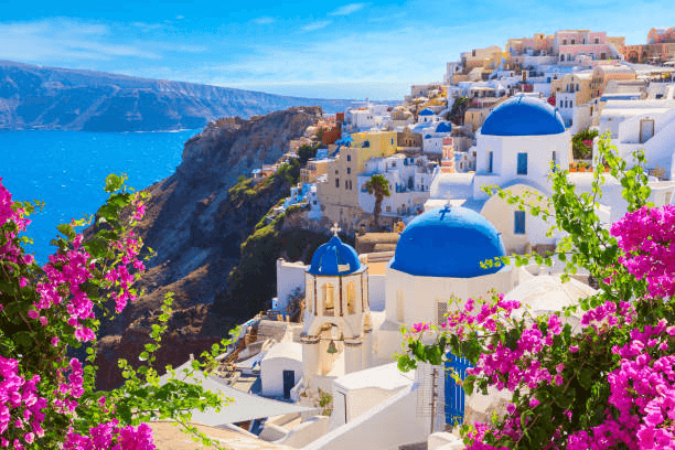 Santorini Panorama mit weißen Häusern und blauen Kuppeln über der Ägäis – beliebtes Ziel für Segelyachten