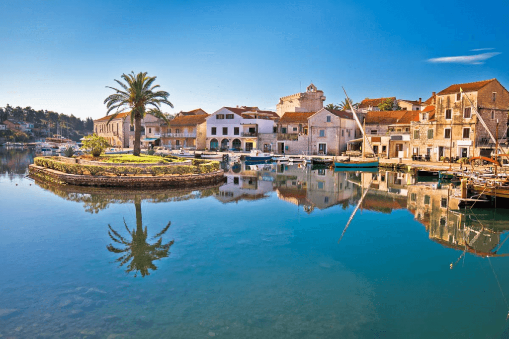 Idyllische Buchten bei Stari Grad
Ruhige Ankerplätze mit kristallklarem Wasser – ideal zum Baden, Entspannen und Übernachten fernab des Trubels.
