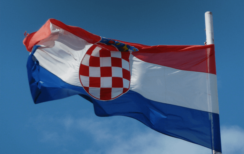 Kroatische Flagge im Wind
Kroatische Flagge im Wind – Symbol für Segelurlaub in Kroatien zur optimalen Reisezeit