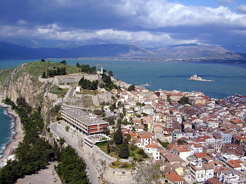 Blick auf Nafplion von der Akronafplia aus