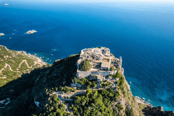 Festung auf Felsen über dem MeerHistorische Festung auf Korfu über dem Meer – spektakuläre Aussicht nahe ruhiger Segelrouten und Buchten