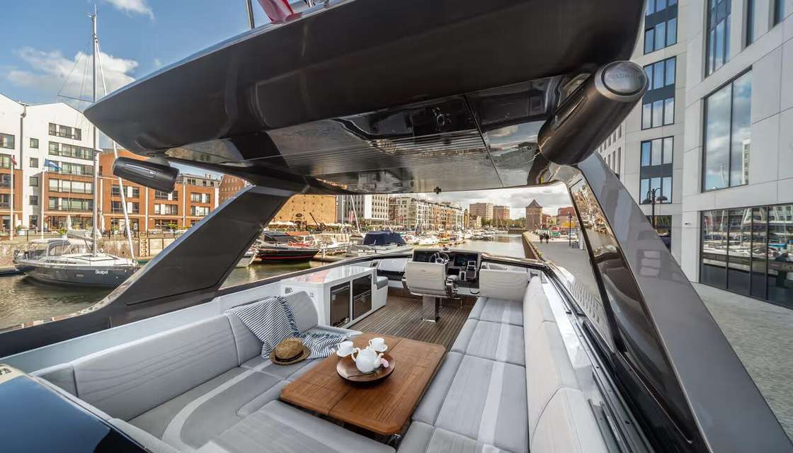 Galeon 700 Skydeck