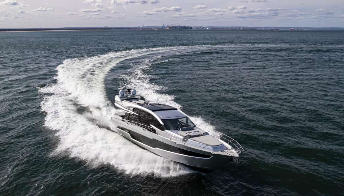 Galeon 700 Skydeck