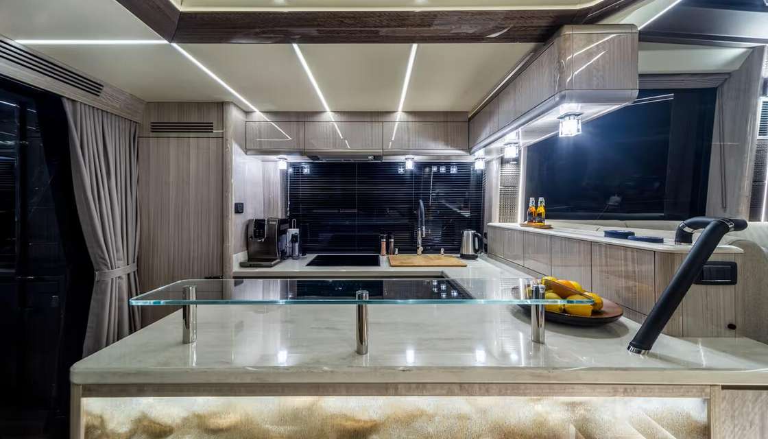 Galeon 700 Skydeck