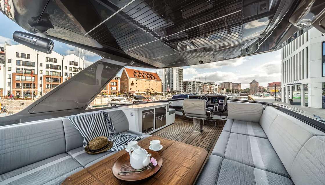 Galeon 700 Skydeck