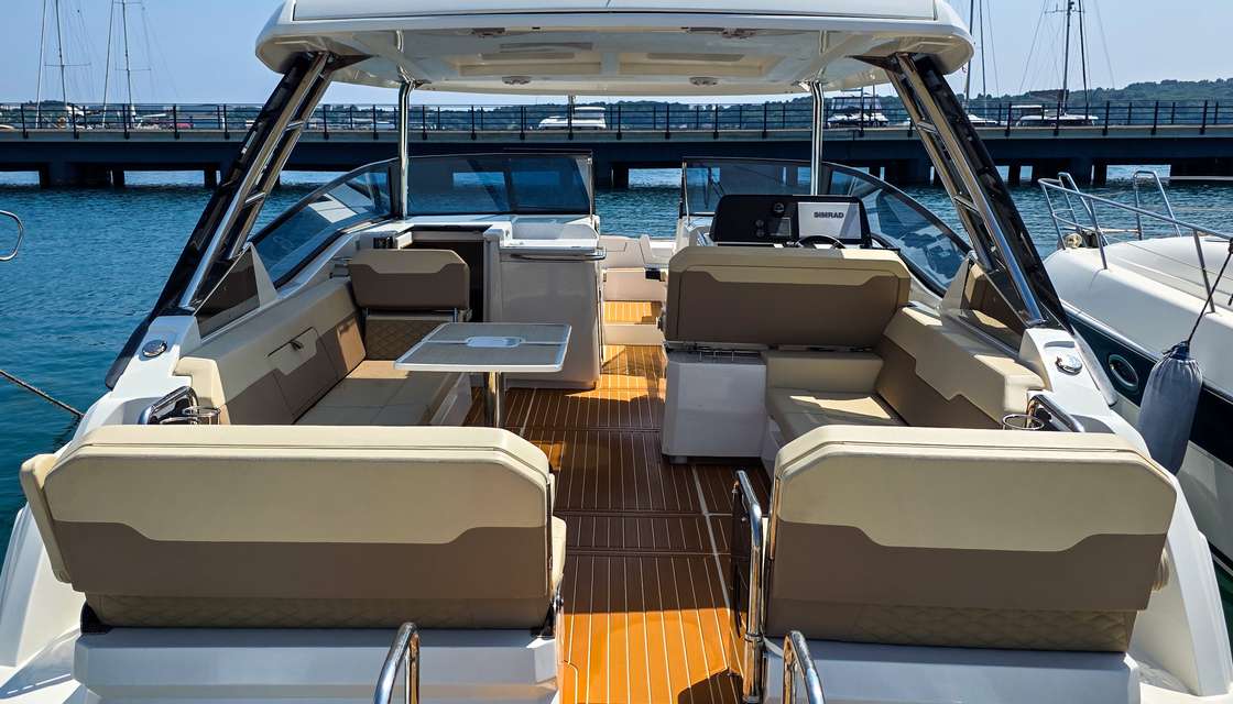 Distribución del barco Aquila 32 Sport