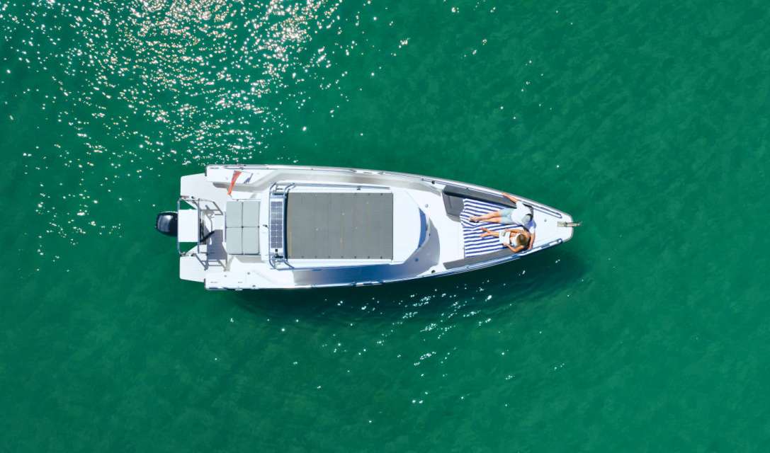 Layout of the boat Axopar 28 Cabin