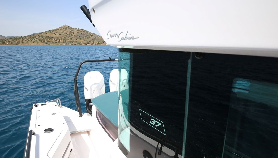 Axopar 37 XC Cross Cabin