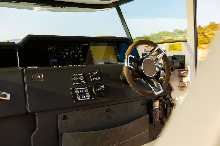 Axopar 37 XC Cross Cabin