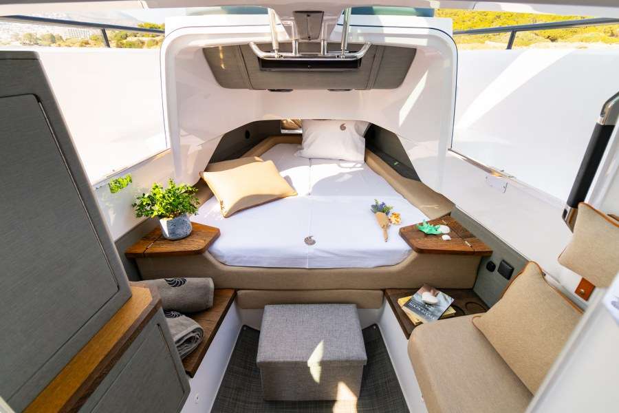 Axopar 37 XC Cross Cabin