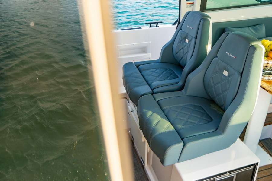 Axopar 37 XC Cross Cabin