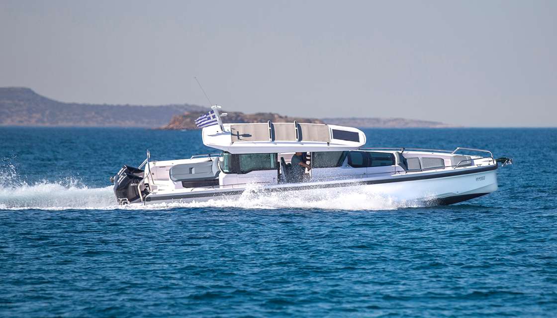 Axopar 37 XC Cross Cabin