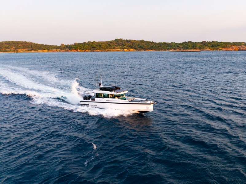 Axopar 37 XC Cross Cabin