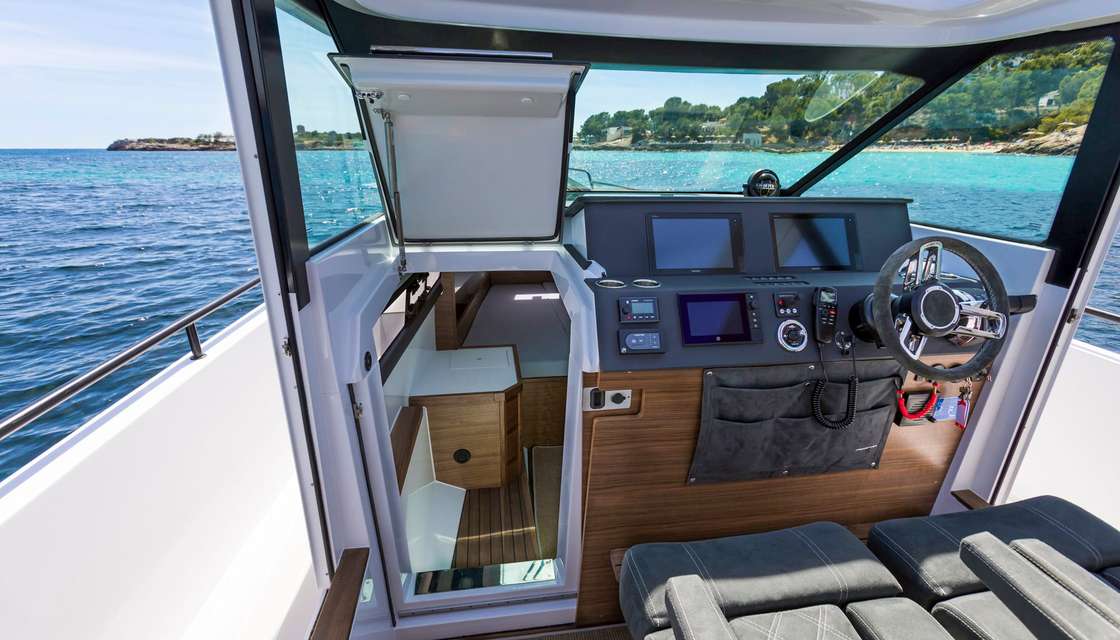 Axopar 37 XC Cross Cabin