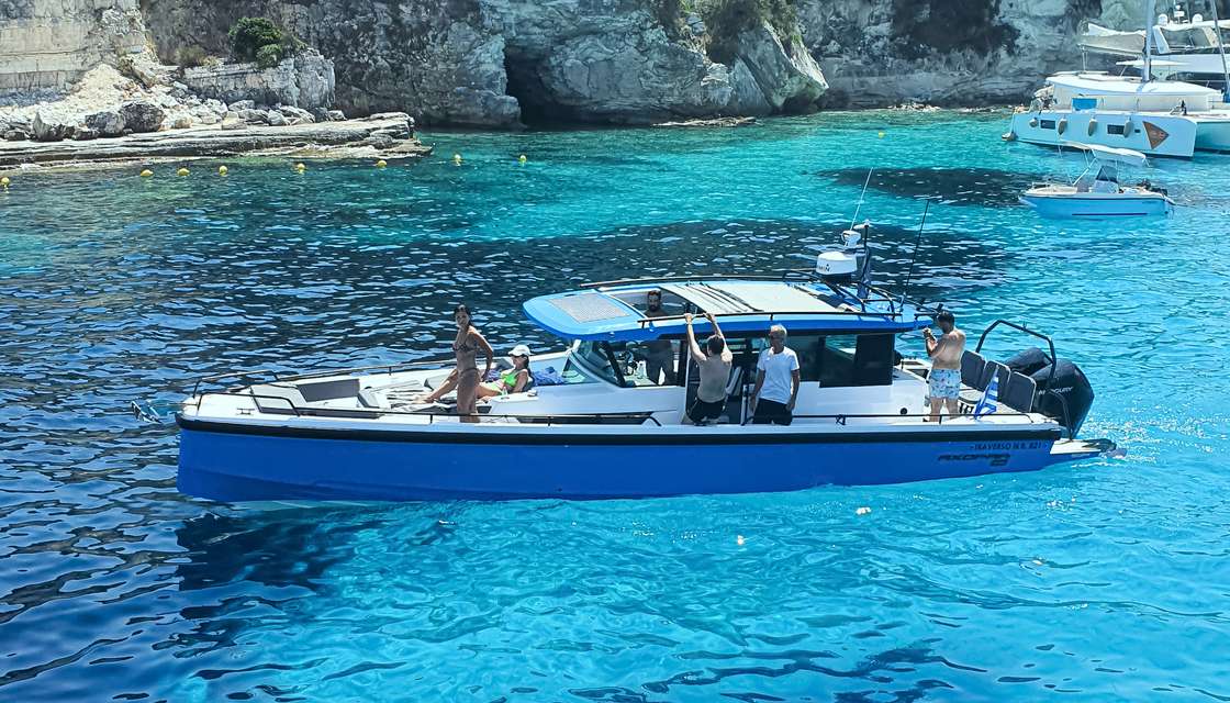 Axopar 37 XC Cross Cabin