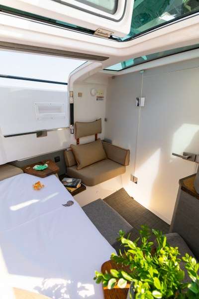 Axopar 37 XC Cross Cabin