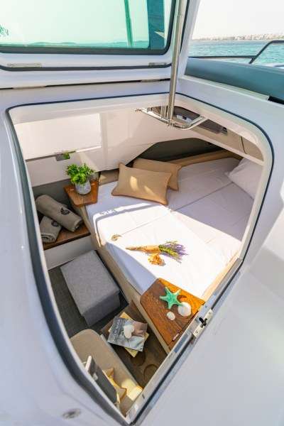 Axopar 37 XC Cross Cabin