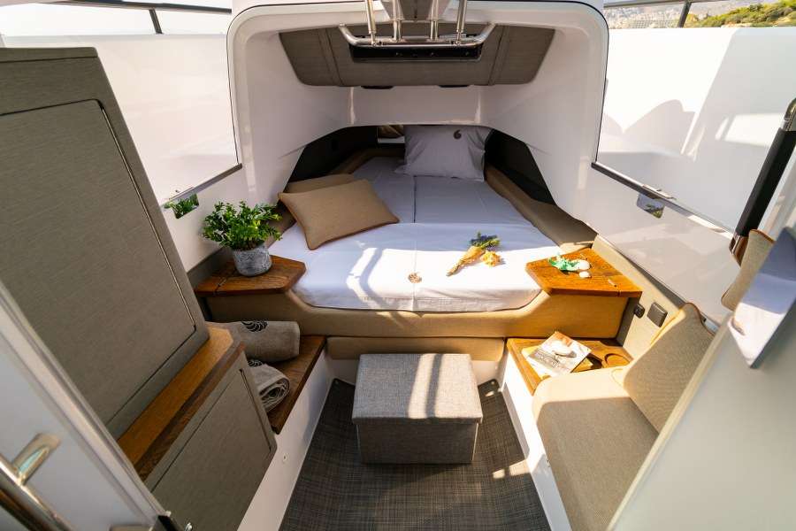 Axopar 37 XC Cross Cabin