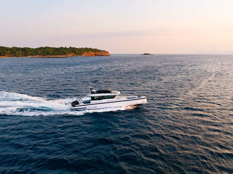 Axopar 37 XC Cross Cabin