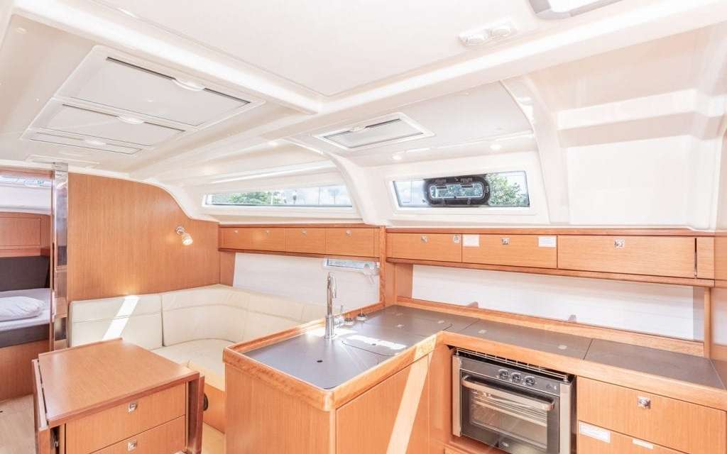 Bavaria 37
