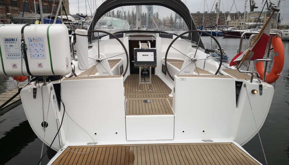 Hanse 348