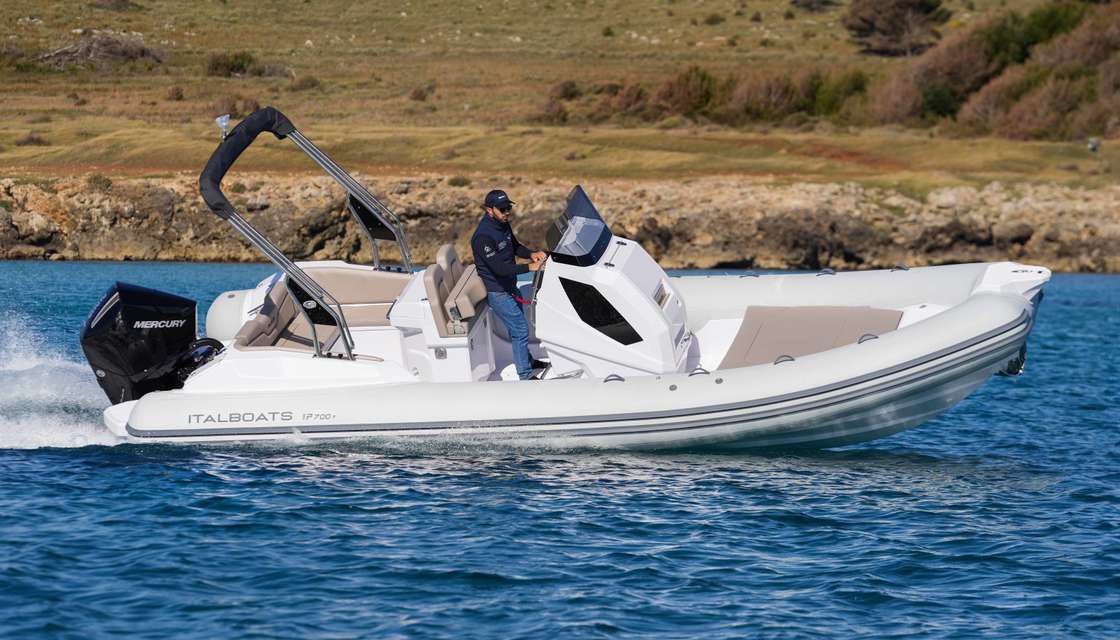 Piano della barca Predator 700