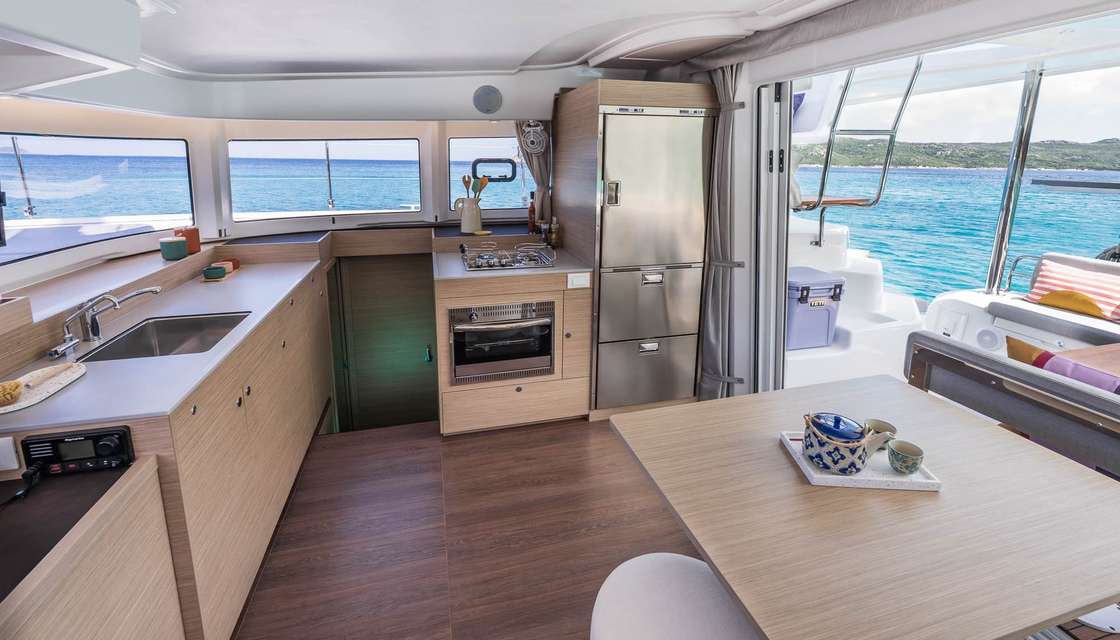 Layout of the boat Lagoon 38