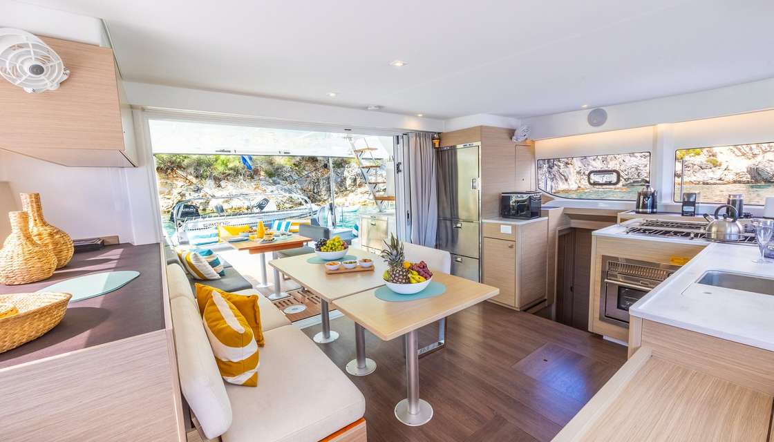 Layout of the boat Lagoon 43