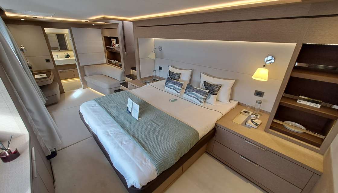 Lagoon Seventy 7