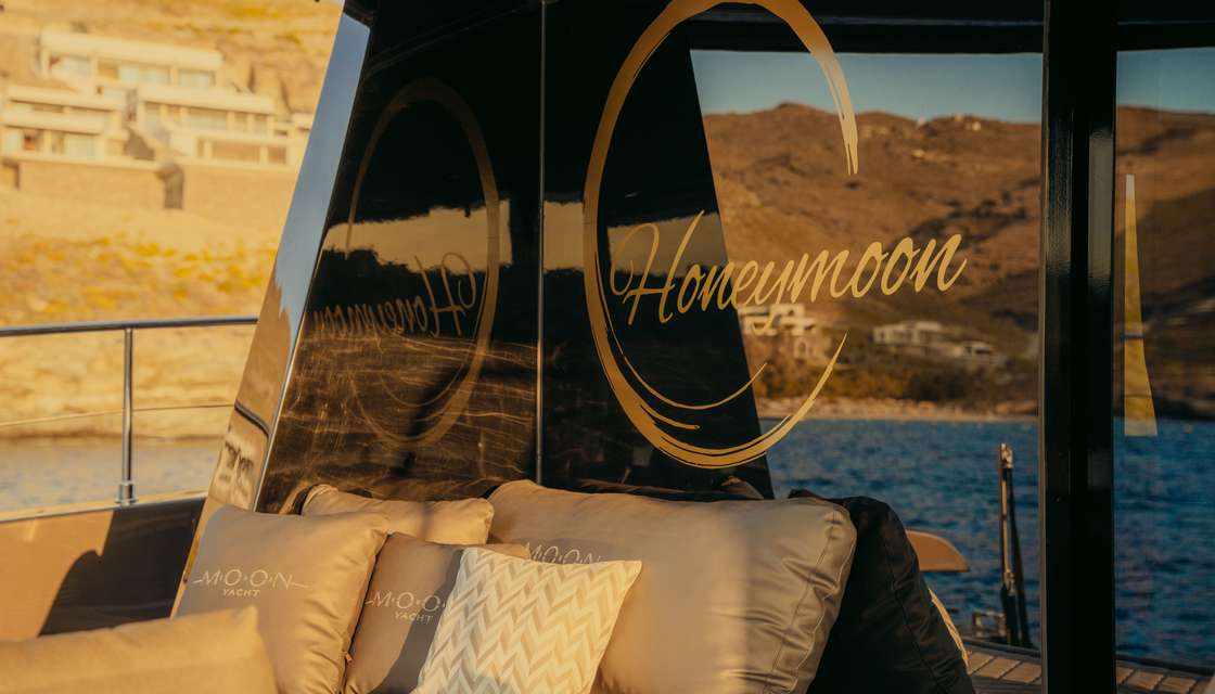 Moon Yacht 65