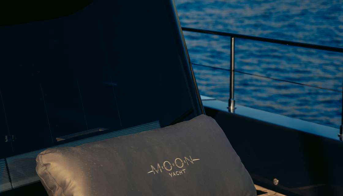 Moon Yacht 65