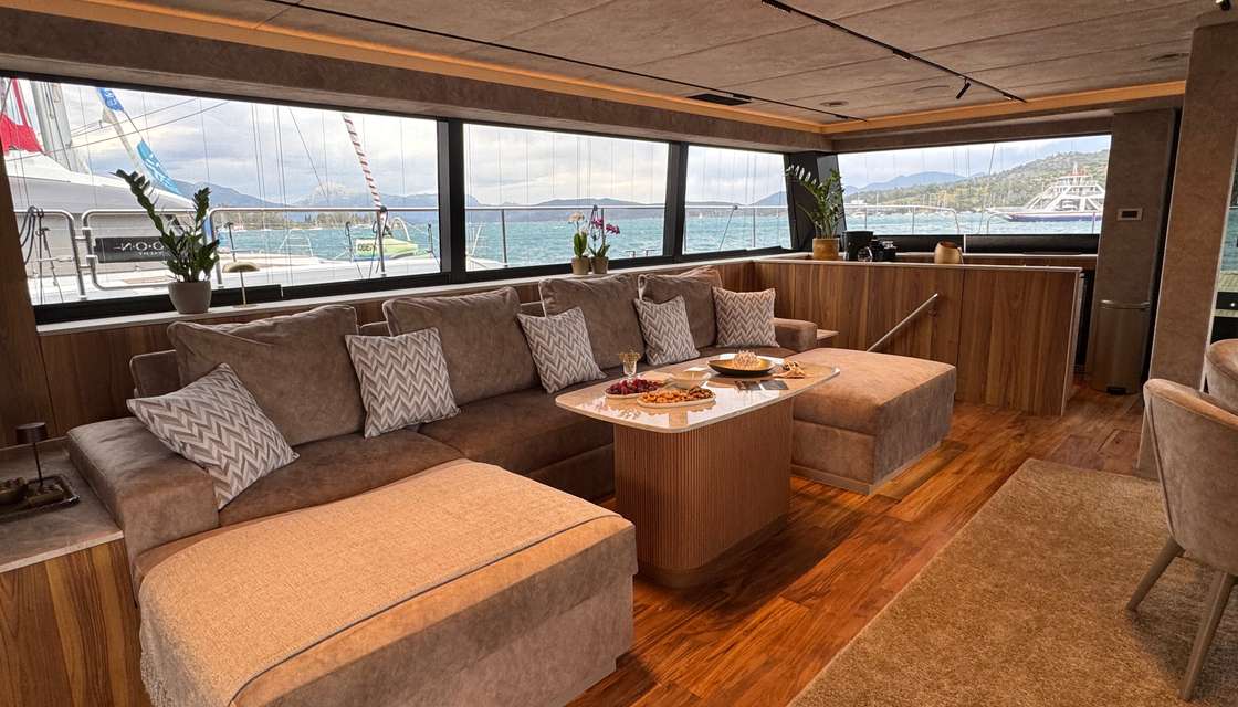 Moon Yacht 65