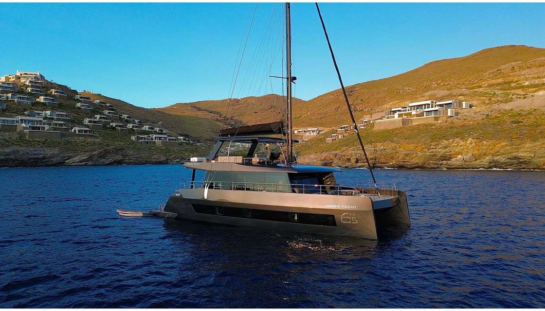 Moon Yacht 65