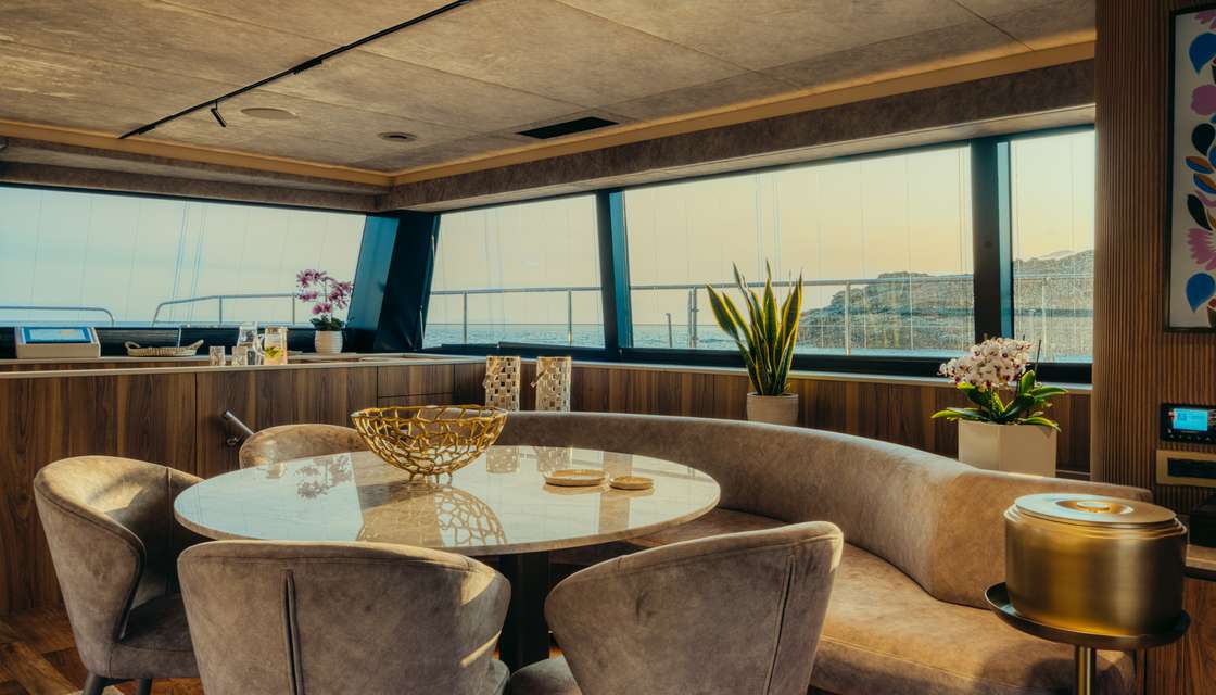 Moon Yacht 65