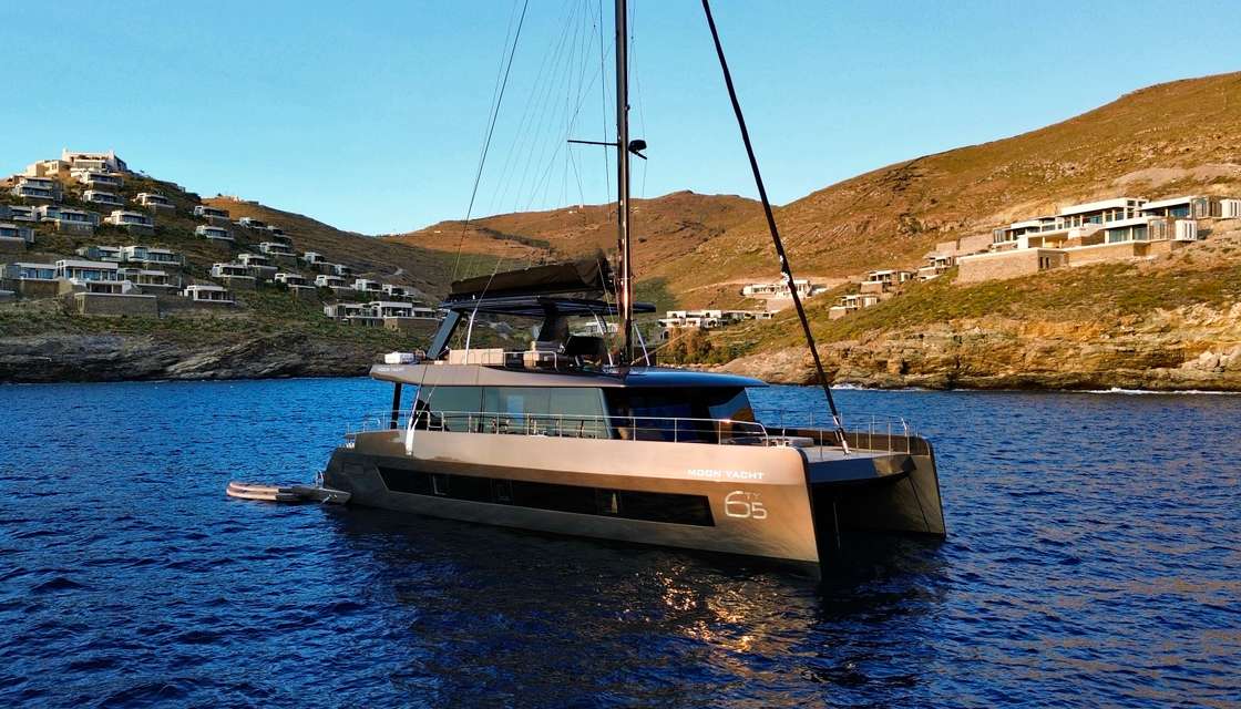 Moon Yacht 65
