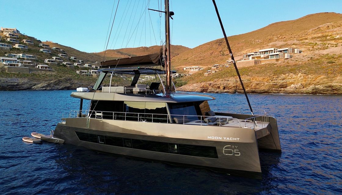 Moon Yacht 65