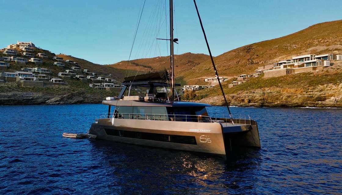 Moon Yacht 65