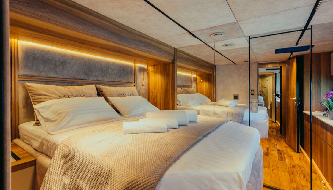 Moon Yacht 65