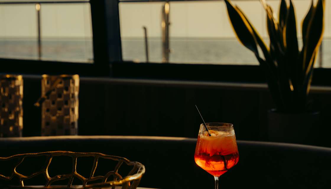 Moon Yacht 65