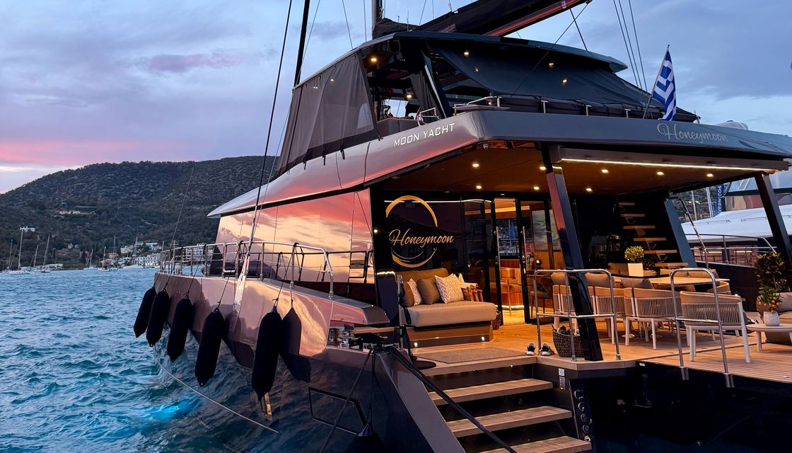 Moon Yacht 65