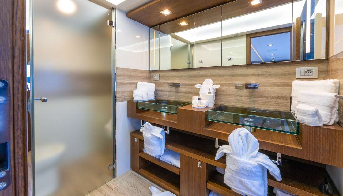 Ferretti Custom Line 100