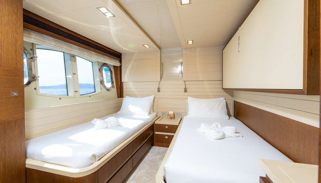 Ferretti Custom Line 100