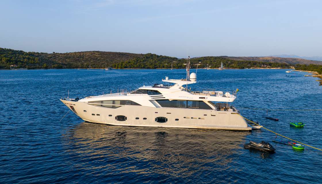 Ferretti Custom Line 100
