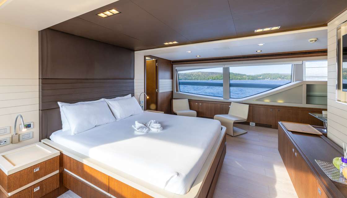 Ferretti Custom Line 100