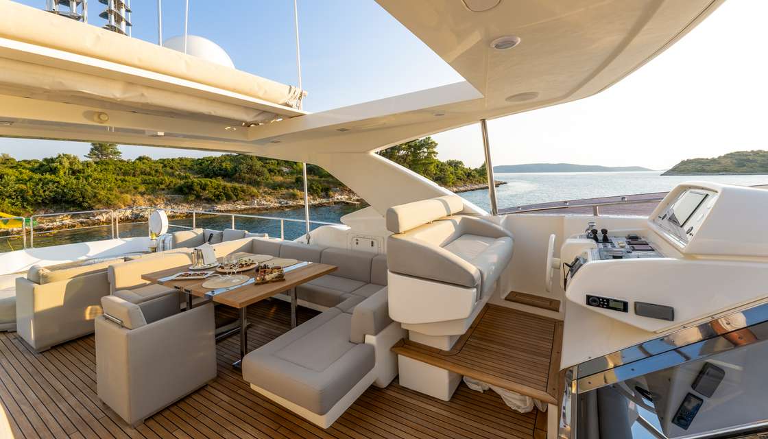 Ferretti Custom Line 100