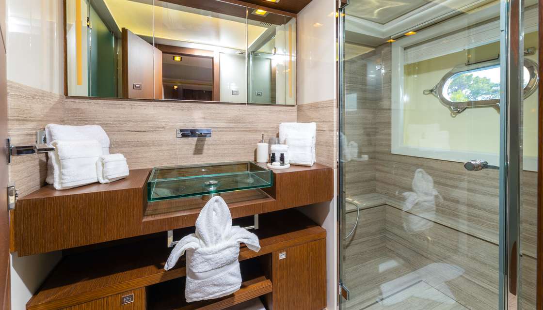 Ferretti Custom Line 100