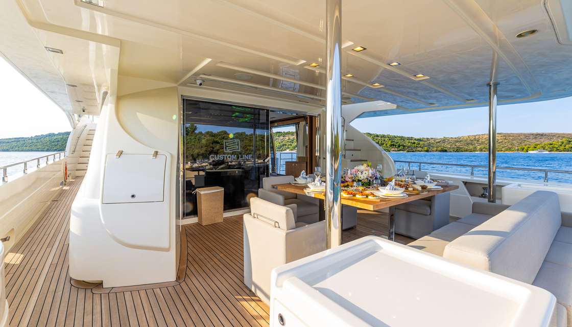 Ferretti Custom Line 100