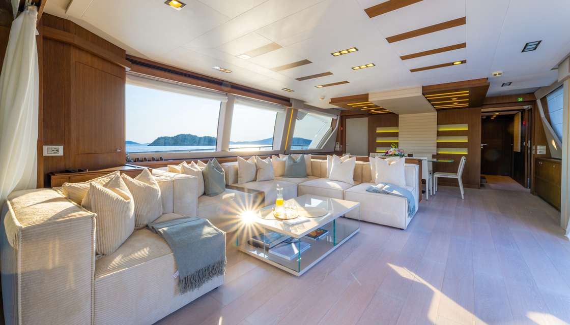 Ferretti Custom Line 100