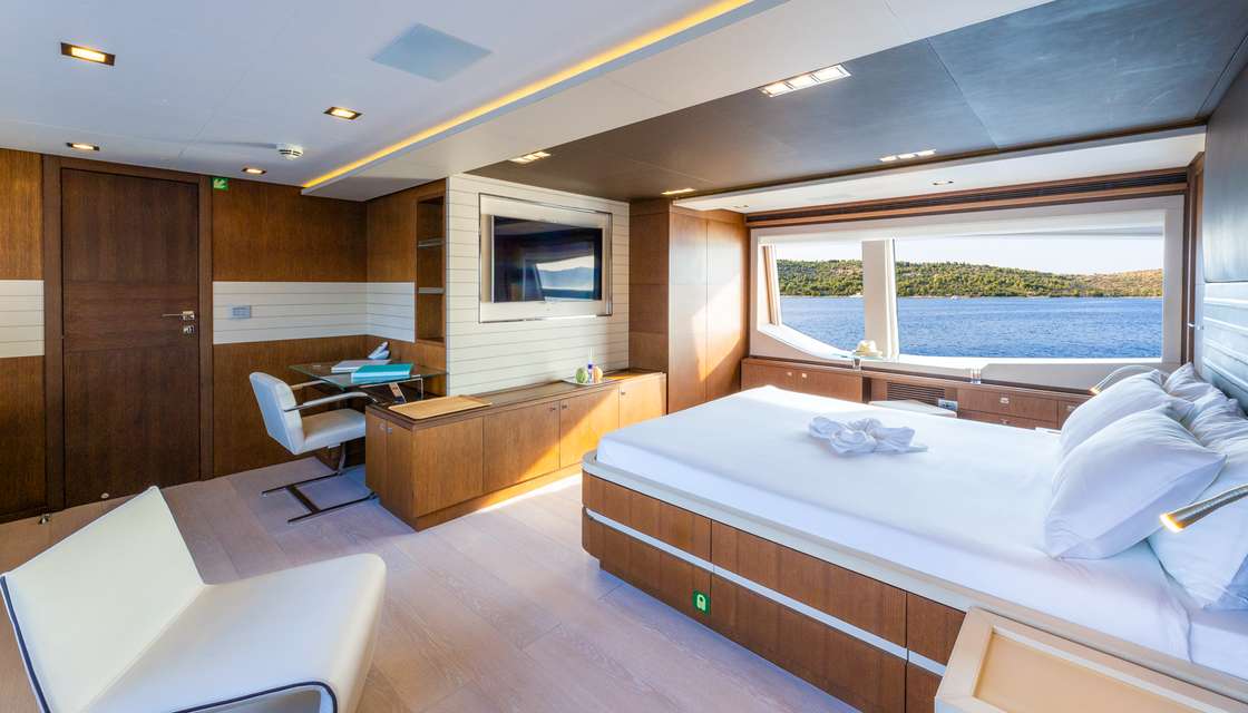 Ferretti Custom Line 100