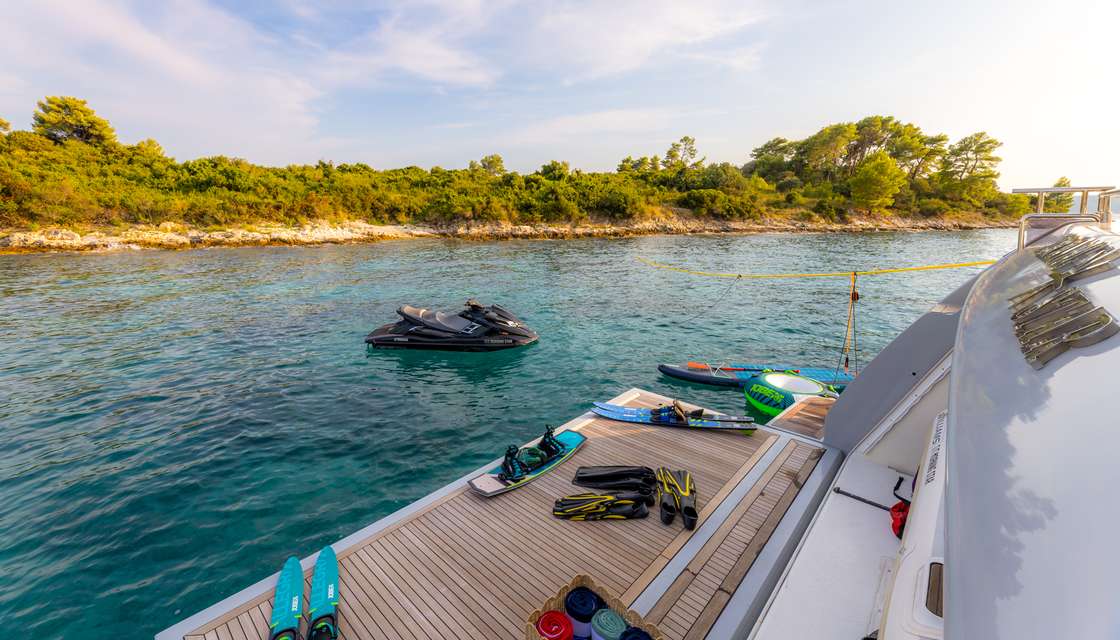 Ferretti Custom Line 100